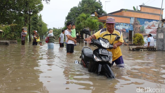 Ratusan Rumah di Jombang Banjir Setinggi 120Cm, 450 KK Mengungsi