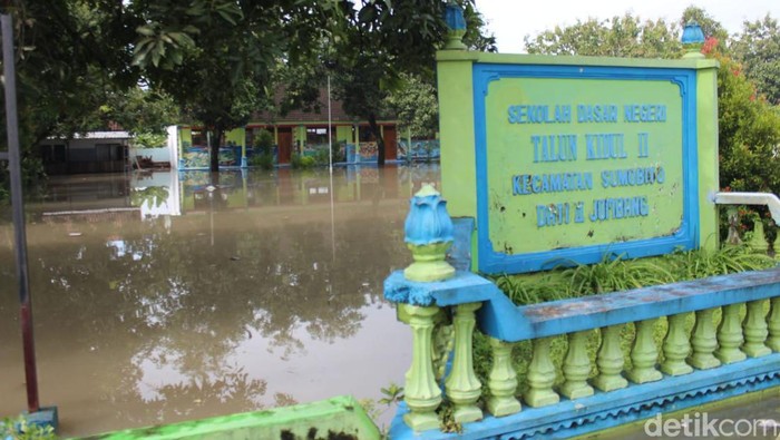 Ratusan Siswa SD Tak Bisa Sekolah dampak banjir di jombang