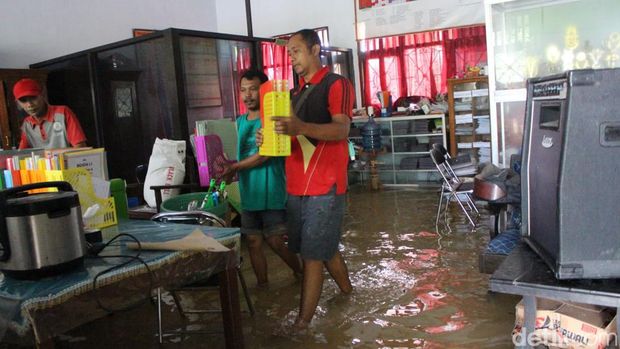 Ratusan Siswa SD Tak Bisa Sekolah dampak banjir di jombang