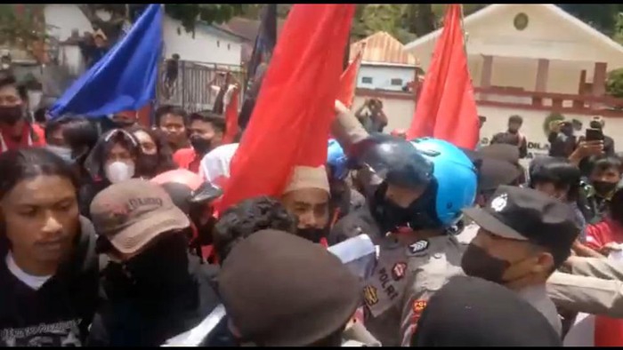 Ricuh aksi unjuk rasa pada peringatan HUT ke-20 Kabupaten Mamasa, Sulbar.