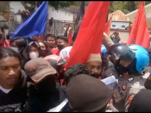 Peringatan HUT ke-20 Mamasa Ricuh, Mahasiswa Paksa Temui Bupati