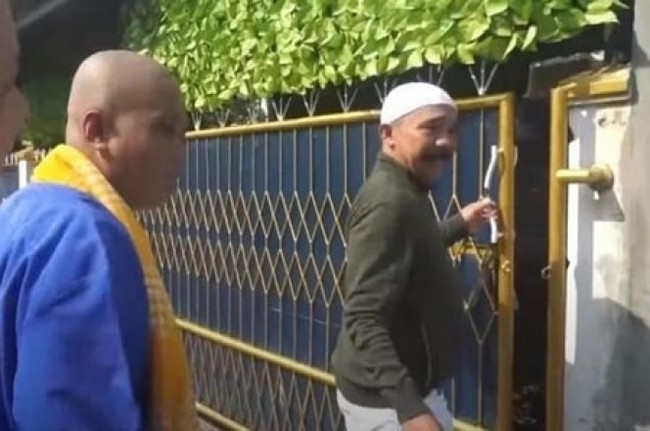 Pelawak yang satu ini, Opie Kumis juga lebih memilih untuk tinggal di rumahnya yang berlokasi di dalam gang sempit. Di dalam rumah Opie itu banyak terdapat kandang hewan, mengingat dirinya memang senang memelihara hewan. Berada di gang sempit, rumah Opie tampak sederhana namun nyaman. Foto: Dok. YouTube