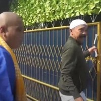 Pelawak yang satu ini, Opie Kumis juga lebih memilih untuk tinggal di rumahnya yang berlokasi di dalam gang sempit. Di dalam rumah Opie itu banyak terdapat kandang hewan, mengingat dirinya memang senang memelihara hewan. Berada di gang sempit, rumah Opie tampak sederhana namun nyaman. Foto: Dok. YouTube