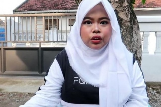 Selanjutnya ada beauty vlogger Kekeyi yang juga memiliki rumah yang berlokasi di gang sempit. Rumah milik Kekeyi itu tampak mempunyai halaman yang cukup luas. Halaman rumahnya itu dipakai untuk peliharaan-peliharaan milik Kekeyi. Foto: Dok. YouTube