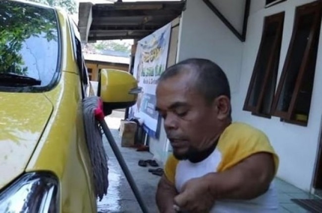 Alih-alih membeli rumah di kawasan elite, Ucok Baba lebih memilih untuk hidup sederhana di rumahnya yang berlokasi di dalam gang sempit. Walaupun berlokasi di gang sempit dan tidak terlalu luas namun rumahnya itu cukup nyaman. Foto: Dok. YouTube