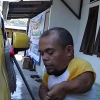 Alih-alih membeli rumah di kawasan elite, Ucok Baba lebih memilih untuk hidup sederhana di rumahnya yang berlokasi di dalam gang sempit. Walaupun berlokasi di gang sempit dan tidak terlalu luas namun rumahnya itu cukup nyaman. Foto: Dok. YouTube