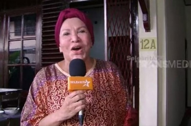 Salah satu artis senior, Mpok Atiek rupanya juga lebih nyaman tinggal di rumah sederhana yang berlokasi di dalam gang sempit. Rumahnya pun tidak terlihat mencolok jika dibandingkan dengan rumah-rumah lain di lingkungannya. Foto: Dok. YouTube