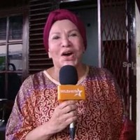 Salah satu artis senior, Mpok Atiek rupanya juga lebih nyaman tinggal di rumah sederhana yang berlokasi di dalam gang sempit. Rumahnya pun tidak terlihat mencolok jika dibandingkan dengan rumah-rumah lain di lingkungannya. Foto: Dok. YouTube