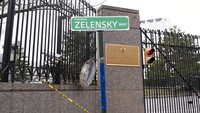 Papan nama jalan yang bertuliskan nama belakang Presiden Ukraina, Volodymyr Zelensky, itu merupakan buntut aksi Rusia menginvasi Ukraina sejak 24 Februari 2022 lalu.