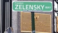 Amerika Serikat pun menjadi salah satu negara yang memberikan sanksi ke Rusia. Tak hanya memberikan sanksi terhadap dua bank yang dinilai lembaga finansial penting bagi militer Rusia, AS juga melarang penerbangan Rusia masuk ke wilayah udara negeri Paman Sam.