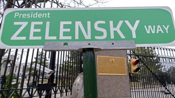 Saat Papan Nama Jalan Presiden Ukraina Hiasi Kedubes Rusia di AS Papan nama jalan bertuliskan 'Jalan Presiden Zelensky' terlihat di depan Kedubes Rusia di AS. Kehadiran papan nama jalan itu buntut invasi Rusia ke Ukraina.