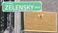 Papan nama jalan bertuliskan Jalan Presiden Zelensky terlihat di depan gerbang Kedutaan Besar Federasi Rusia di Washington, Amerika Serikat, Kamis (10/3/2022) waktu setempat.