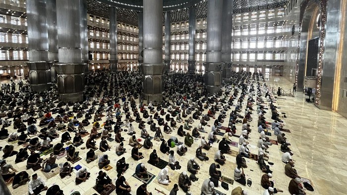 Saf salat di Masjid Istiqlal masih berjarak (Hanafi-detikcom)