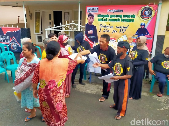 Sahabat Ganjar Pranowo di Banyuwangi turun ke jalan dengan menjual minyak goreng murah.