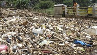 Sampah tersebut terdiri dari plastik, kayu hingga batang bambu.