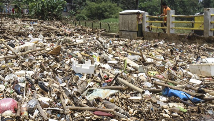 SAMPAH MENYANGKUT DI JEMBATAN KALI PESANGGRAHAN DEPOK Warga melihat sampah yang terbawa aliran air dan menyangkut di salah satu jembatan di Kali Pesanggrahan, Cipayung, Depok, Jawa Barat, Jumat (11/3/2022). Sampah menyangkut tersebut membuat aliran air kali terhambat dan menyebabkan banjir di kawasan itu. ANTARA FOTO/Asprilla Dwi Adha/wsj.