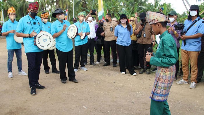 Menteri Pariwsata dan Ekonomi Kreatif Sandiaga Uno kunjungi Desa Wisata Sungai Kupah, Kalbar. Hal ini dalam rangka sosialiasi Anugerah Desa Wisata Indonesia 2022.