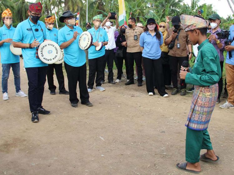 Sandiaga Uno Kunjungi Desa Wisata Sungai Kupah Kalbar