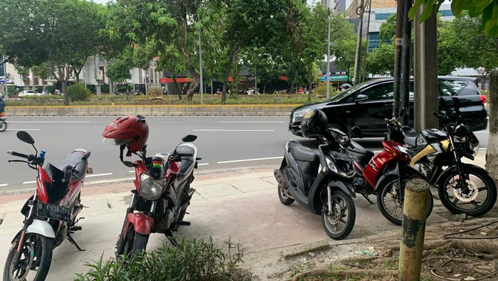 Sebagian motor yang tertinggal di lokasi demo di Jl Veteran III, Jakarta Pusat