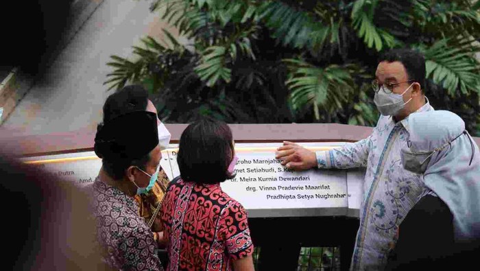 Sebanyak 37 nama nakes yang wafat akibat COVID-19 diabadikan di jembatan penyeberangan orang (JPO) kapal pinisi di Karet, Jakpus. (dok Pemprov DKI)