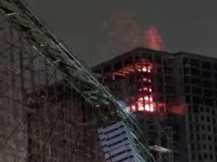 Sebuah bangunan tinggi di Cengkareng, Jakarta Barat (Jakbar), terbakar. Sebanyak 9 unit mobil pemadam kebakaran (damkar) dikerahkan ke lokasi. (Instagram @humasjakfire)