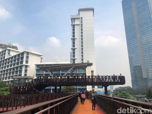 Kesan Pertama Warga Menjajal JPO Pinisi Karet yang Baru Diresmikan Anies