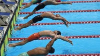 Sejumlah perenang memacu kecepatannya dalam nomor 100 meter gaya punggung putra Seleksi Nasional (Seleknas) time trial renang untuk persiapan SEA Games Vietnam di Stadion Akuatik Gelora Bung Karno, Jakarta, Jumat (11/3/2022).