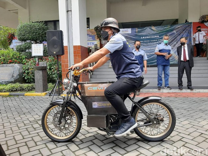 Sepeda motor listrik buatan Ubaya