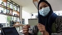 Selain menggunakan bahasa isyarat, disediakan pula layanan menggunakan kartu petunjuk sebagai media komunikasi. 