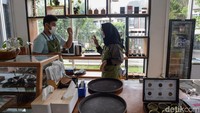 Para barista tuna rungu berkomunikasi di Serona Coffee, Bintaro, Tangsel. Kedai kopi ini buka pagi sehingga cocok bagi yang hendak mencari sarapan sambil ngopi.