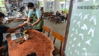 Petunjuk bahasa isyarat di Serona Coffee. Suasananya nyaman luas dan lega. Alunan musik melengkapi ambience di kafe ini.