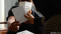 Pengunjung memberi respon terhadap kualitas makanan dan minuman Serona Coffee.