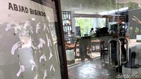 Suasana Serona Coffee yang homy. Berada di pintu masuk perumahan dan tidak jauh dari kawasan CBD Bintaro.
