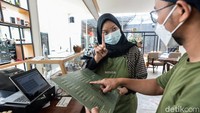 Server melayani pengunjung menggunakan bahasa isyarat di Serona Coffee, Jl Jombang Raya, Pondok Aren, Tangsel. Meski demikian, terdapat pramusaji non difabel untuk pengunjung yang bukan difabel.