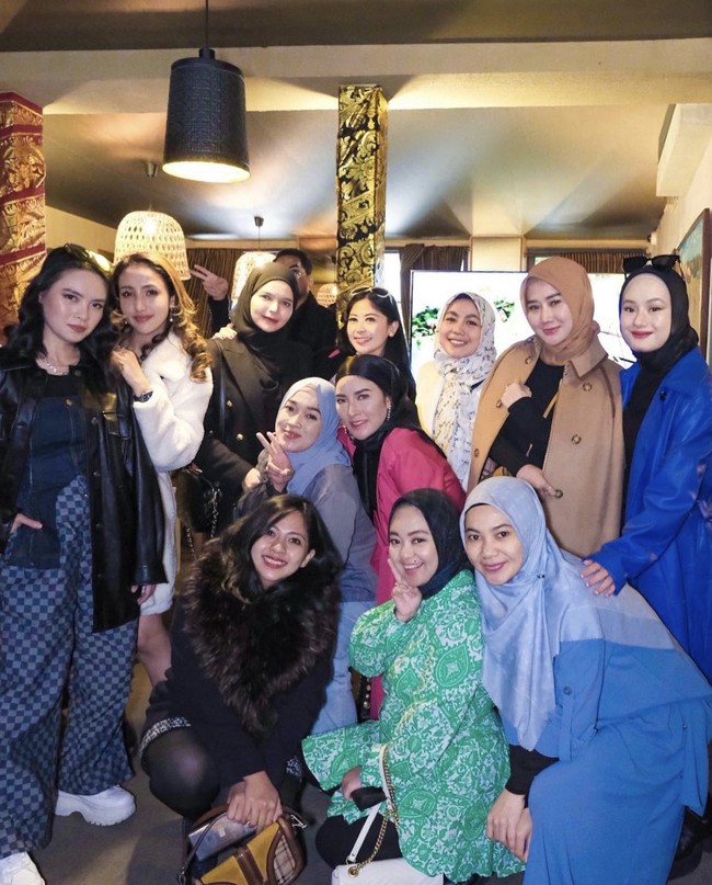 Pada 6 Maret 2022, MS Glow menjadi bagian dari acara fashion yang digelar oleh Fashion Division di The Westin Paris-Vendome. Di acara yang turut didukung oleh Gerakan Ekonomi Kreatif Nasional (Gekrafs) itu, MS Glow menggandeng beberapa artis seperti Ririe Fairus dan Mommy ASF, Eka Nur Prasetyawati. Foto: Dok. Instagram @ririe_fairuz.