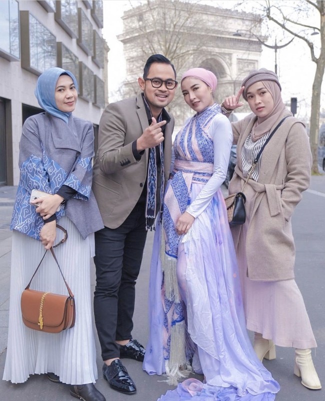 Ketiganya juga mengabadikan momen bersama suami Shandy Purnamasari, Gilang Widya Pramana atau yang dikenal dengan sebutan Juragan99. Di akun Instagramnya, Ririe mengucapkan rasa kagum kepada Shandy dan Gilang,Masya allah tabarakallah.. Bangga banget menjadi bagian dari @msglowbeauty produk local to global😍. Best best best @shandypurnamasari @juragan_99, tulis Ririe. Foto: Dok. Instagram @ririe_fairuz.