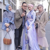 Ketiganya juga mengabadikan momen bersama suami Shandy Purnamasari, Gilang Widya Pramana atau yang dikenal dengan sebutan Juragan99. Di akun Instagramnya, Ririe mengucapkan rasa kagum kepada Shandy dan Gilang,Masya allah tabarakallah.. Bangga banget menjadi bagian dari @msglowbeauty produk local to global😍. Best best best @shandypurnamasari @juragan_99, tulis Ririe. Foto: Dok. Instagram @ririe_fairuz.