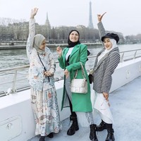 Gaya Shandy Purnamasari, Ririe Fairus dan Eka Nur Prasetyawati terlihat feminin dan elegan. Ketikanya bergaya sesuai dengan karakter masing-masing. Eka mengenakan one set rok pleats dan kemeja bernuansa klasik. Shandy memakai blazer panjang warna hijau dan rok putih. Ririe Fairus mengenakan blazer houndstooth hitam dipadu dengan hijab dan rok putih. Foto: Dok. Instagram @ririe_fairuz.