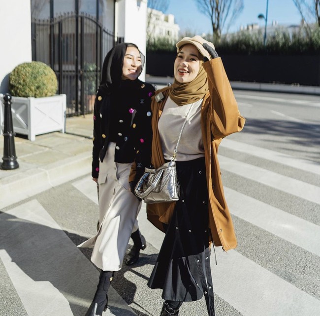 Shandy Purnamasari, Ririe Fairus dan Eka Nur Prasetyawati membagikan foto OOTD ketika di Paris. Mereka seperti bestie yang sudah kenal lama. Foto: Dok. Instagram @ririe_fairuz.