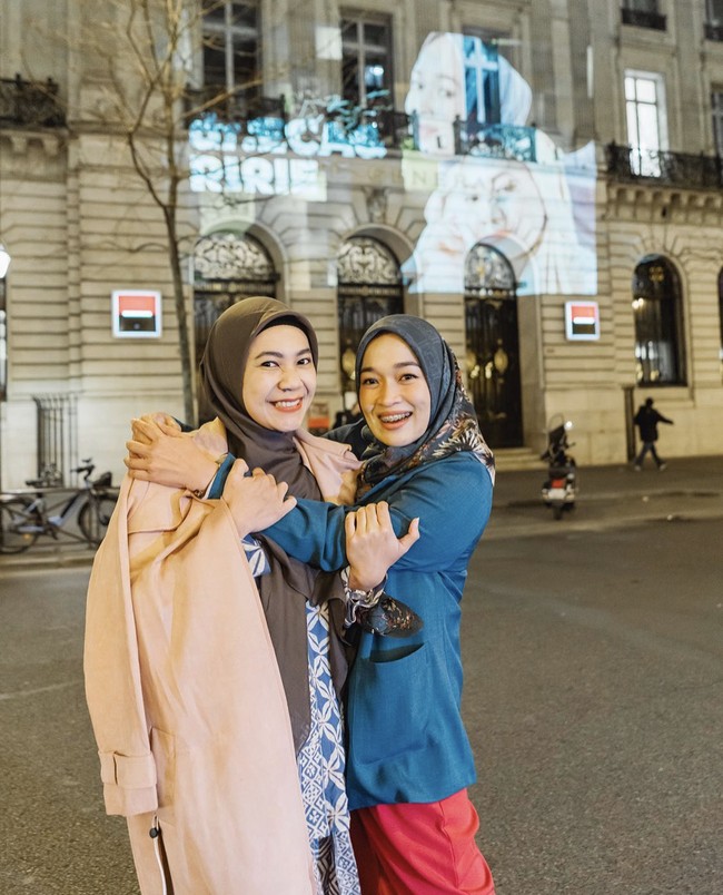 Shandy mengaku kagum dengan sosok Ririe Fairus dan Eka Nur Prasetyawati yang merupakan seorang ibu yang tegar dan kuat karena sudah melewati kehidupan rumah tangga yang berliku. Foto: Dok. Instagram @ririe_fairuz.