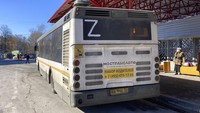 Tak hanya di St.Petersburg, simbol huruf Z juga terlihat di sebuah bus yang berada di Moskow, Rusia. AP Photo.