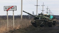 Diketahui, simbol huruf Z sebelumnya mencuri perhatian publik karena terlihat di tank-tank tempur Rusia saat menyerang Ukraina sejak 24 Februari 2022 lalu. Simbol ini pun menjadi sorotan karena dianggap misterius, terlebih Rusia dilaporkan tidak mengenal alfabet huruf Z. REUTERS/ALEXANDER ERMOCHENKO.
