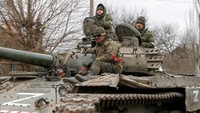 Simbol huruf Z yang menghiasi tank-tank tempur Rusia saat menggempur Ukraina ini diduga digunakan untuk membedakan kendaraan mereka dari kendaraan musuh. Hal itu wajar, mengingat Rusia dan Ukraina memiliki tank dan kendaraan lapis baja yang sama karena dua negara ini mewarisi alutsista Uni Soviet. Dengan memberikan simbol Z, Rusia ingin mengurangi potensi salah sasaran tembak. Namun mantan direktur lembaga think tank pertahanan Royal United Services Institute, Michael Clarke, mengatakan simbol-simbol itu mungkin terhubung ke tempat di mana unit-unit itu akan dikerahkan. REUTERS/ALEXANDER ERMOCHENKO.