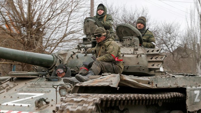 Simbol huruf Z curi atensi karena terlihat di tank tempur Rusia saat serang Ukraina. Simbol huruf Z ini pun terlihat di kota-kota besar Rusia. Apa maksudnya?