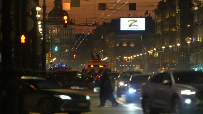 Simbol huruf Z curi atensi karena terlihat di tank tempur Rusia saat serang Ukraina. Simbol huruf Z ini pun terlihat di kota-kota besar Rusia. Apa maksudnya?