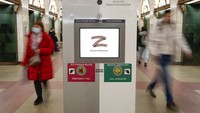 Simbol huruf Z dengan tagar bertuliskan Kami tidak meninggalkan milik kami sendiri terlihat di stasiun bawah tanah di St. Petersburg, Rusia, Rabu (9/3/2022). AP Photo.