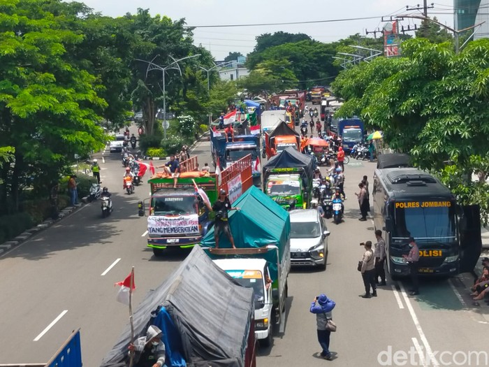 Sekitar pukul 11.20 WIB, banyak truk yang mulai berdatangan dan berbaris di frontage Jalan Ahmad Yani arah Surabaya. Barisan truk tersebut tidak sampai menutup total frontage.