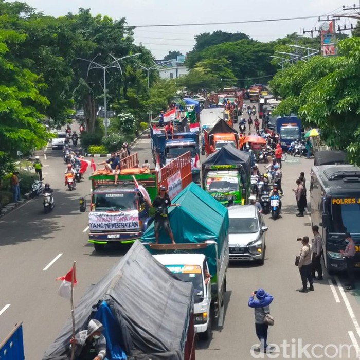 Sekitar pukul 11.20 WIB, banyak truk yang mulai berdatangan dan berbaris di frontage Jalan Ahmad Yani arah Surabaya. Barisan truk tersebut tidak sampai menutup total frontage.