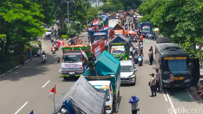 Sekitar pukul 11.20 WIB, banyak truk yang mulai berdatangan dan berbaris di frontage Jalan Ahmad Yani arah Surabaya. Barisan truk tersebut tidak sampai menutup total frontage.