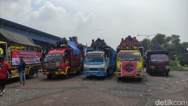 Sopir truk di Puspa Agro Sidoarjo